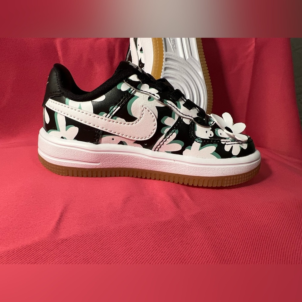 Nike Kids Floral Black and White Shoes - Picture 5 of 15